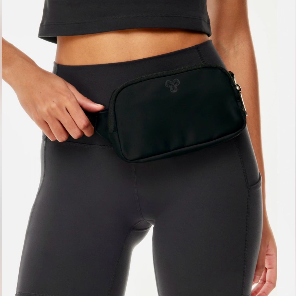 Aritzia TnA On-The-Way Mini Bag in Black